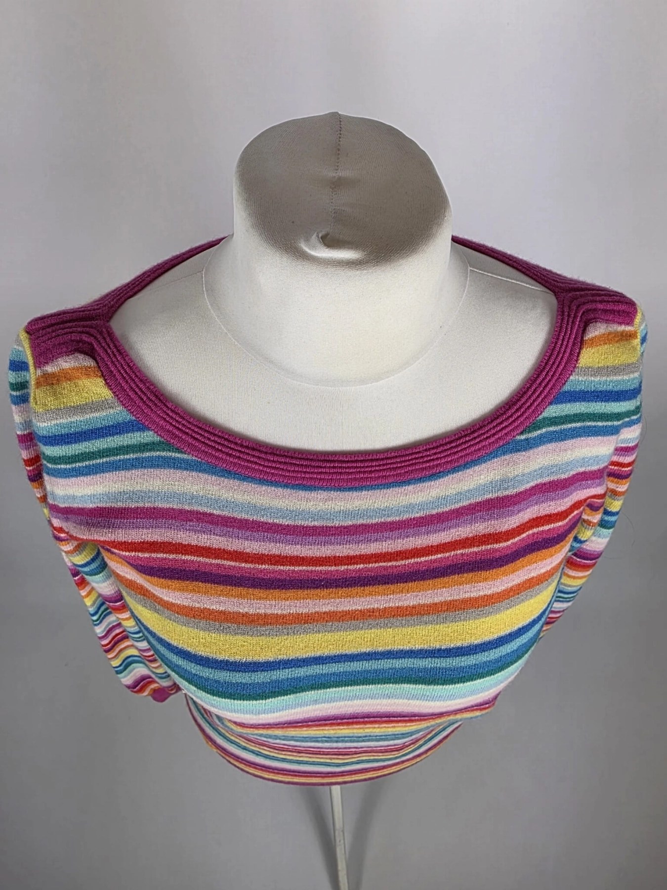 Kolorowy sweter w paski marki Benetton