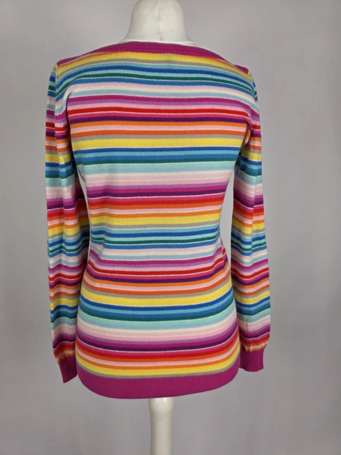 Kolorowy sweter w paski marki Benetton