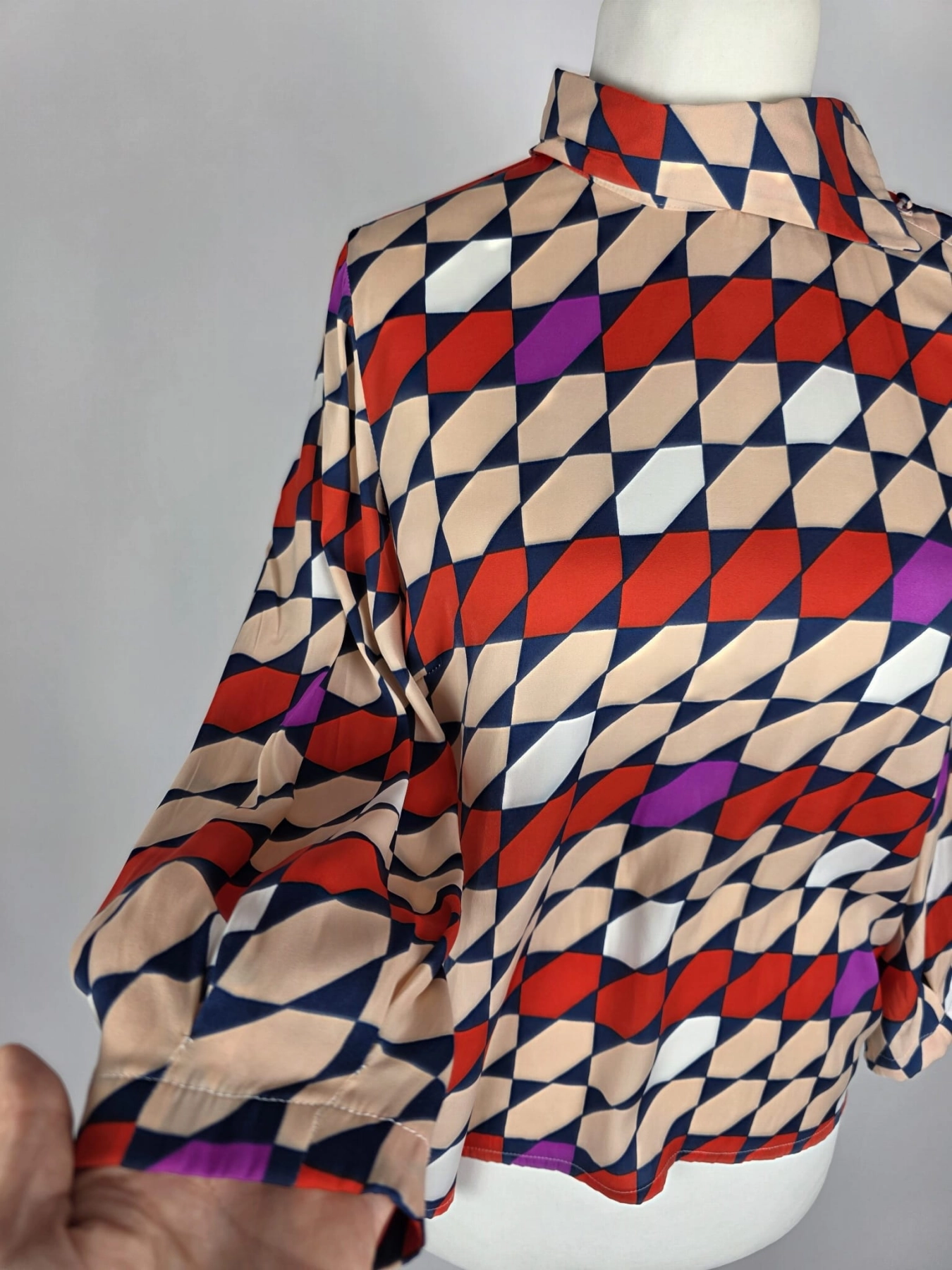 Designerska koszula marki Gestuz z ozdobną stójką