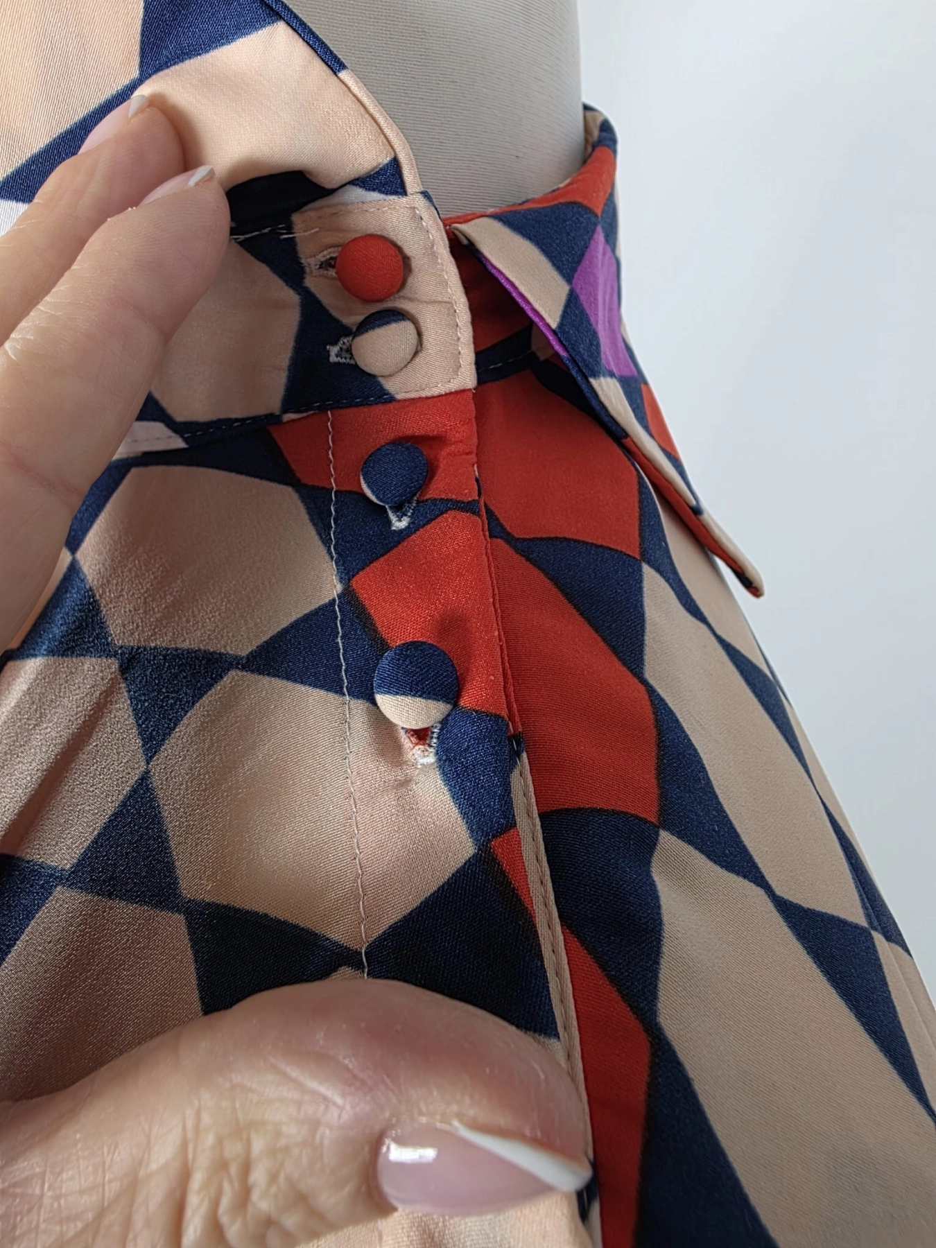 Designerska koszula marki Gestuz z ozdobną stójką