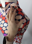 Designerska koszula marki Gestuz z ozdobną stójką