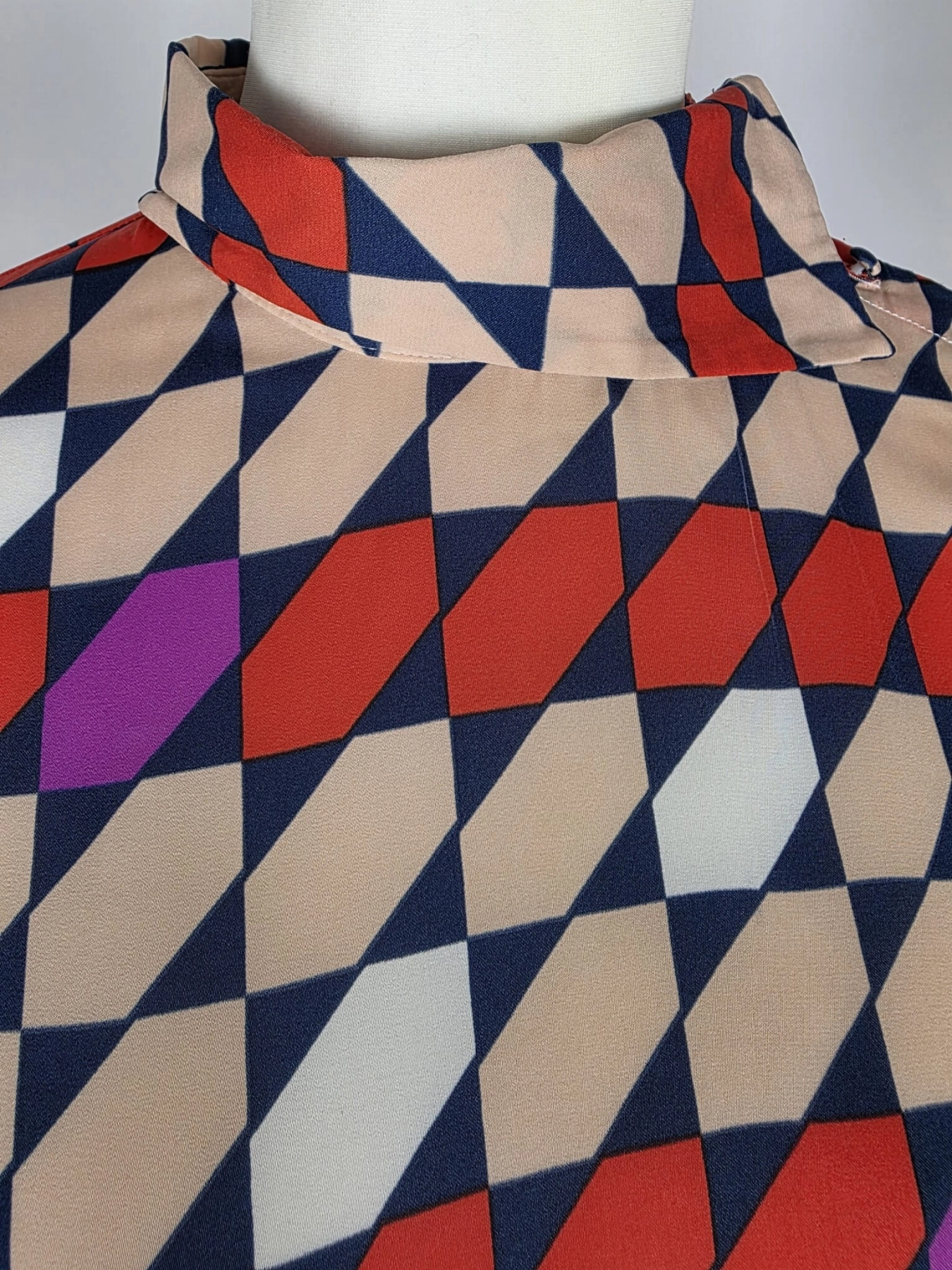 Designerska koszula marki Gestuz z ozdobną stójką