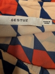 Designerska koszula marki Gestuz z ozdobną stójką