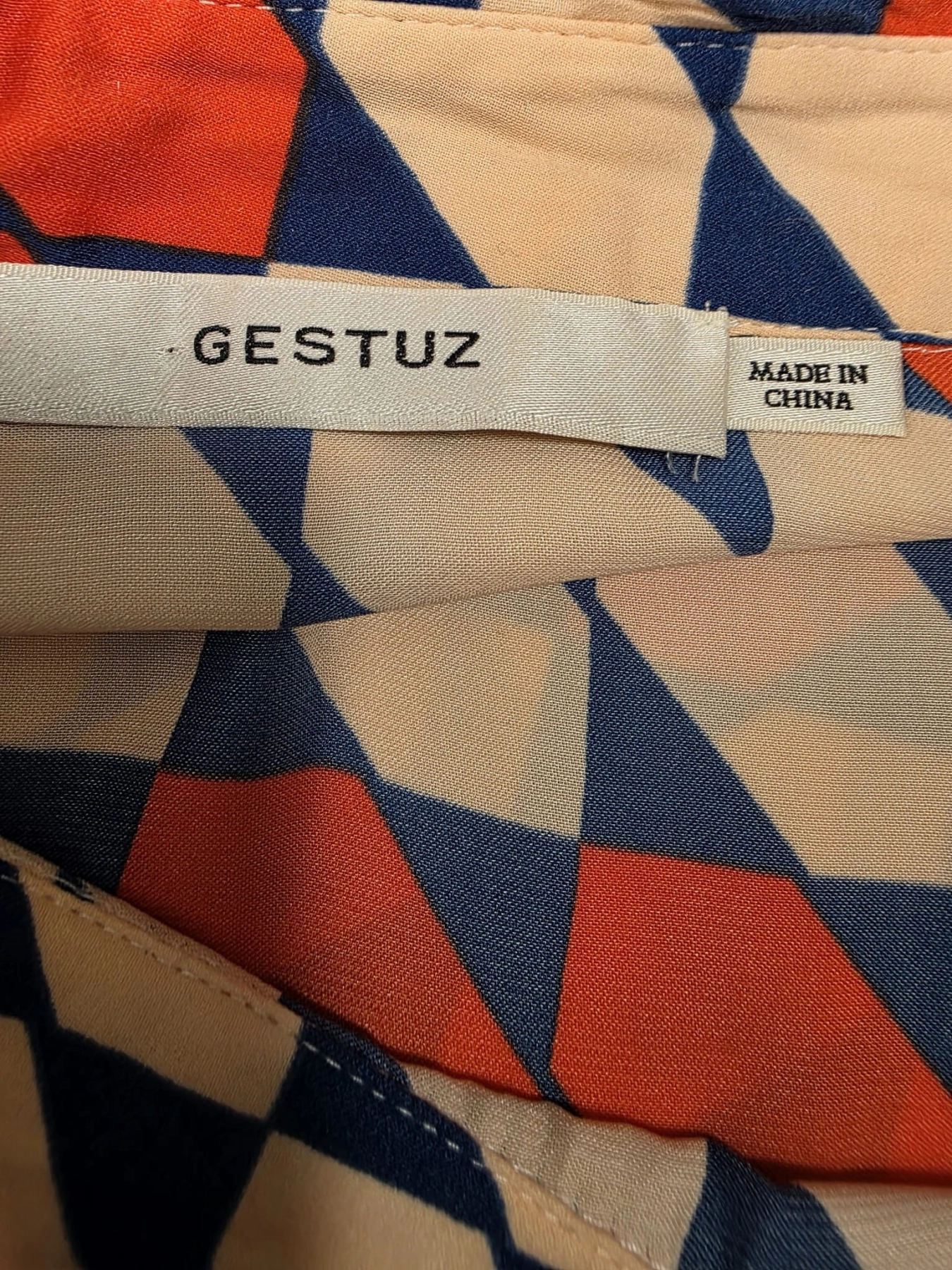 Designerska koszula marki Gestuz z ozdobną stójką