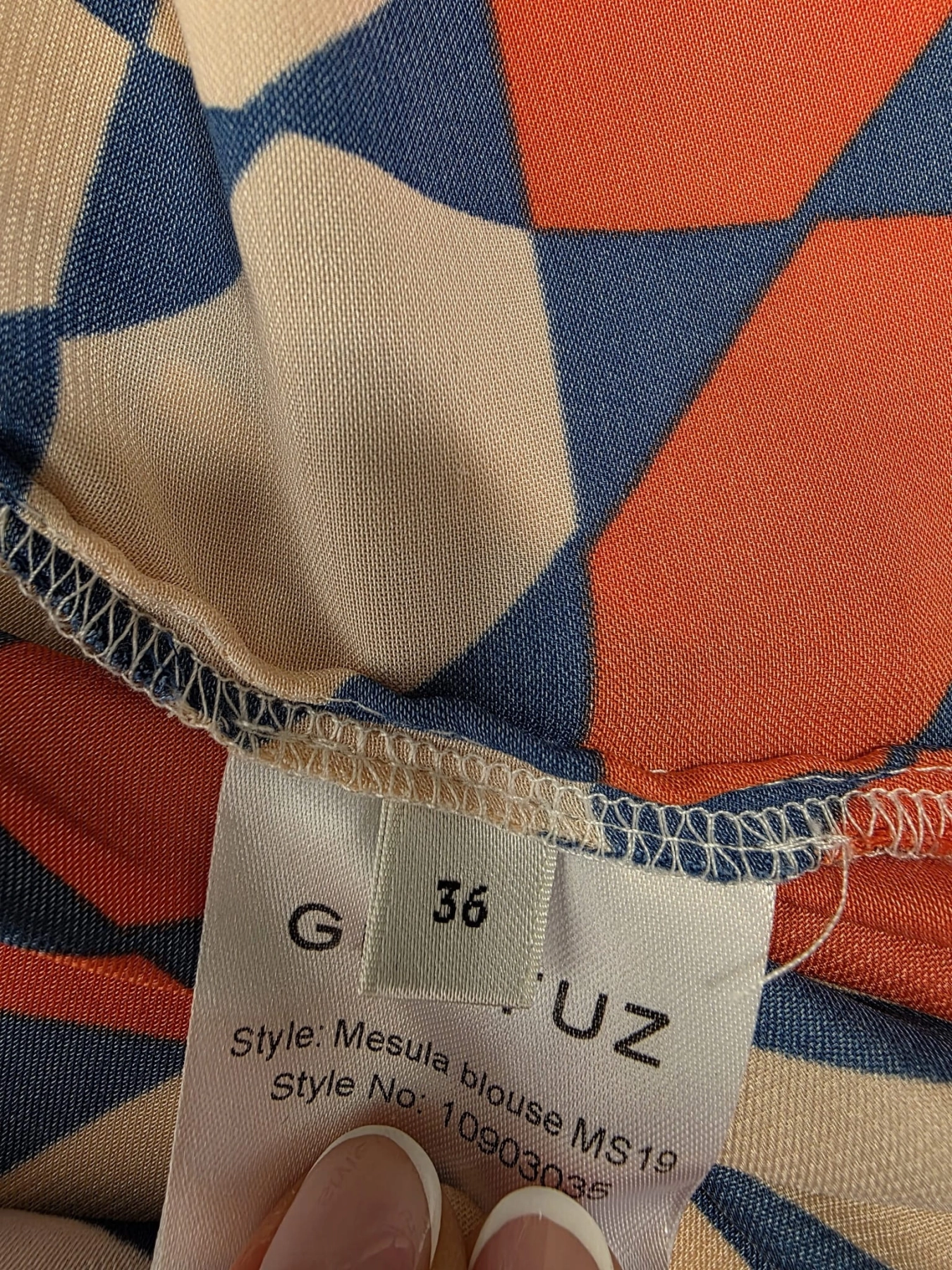 Designerska koszula marki Gestuz z ozdobną stójką