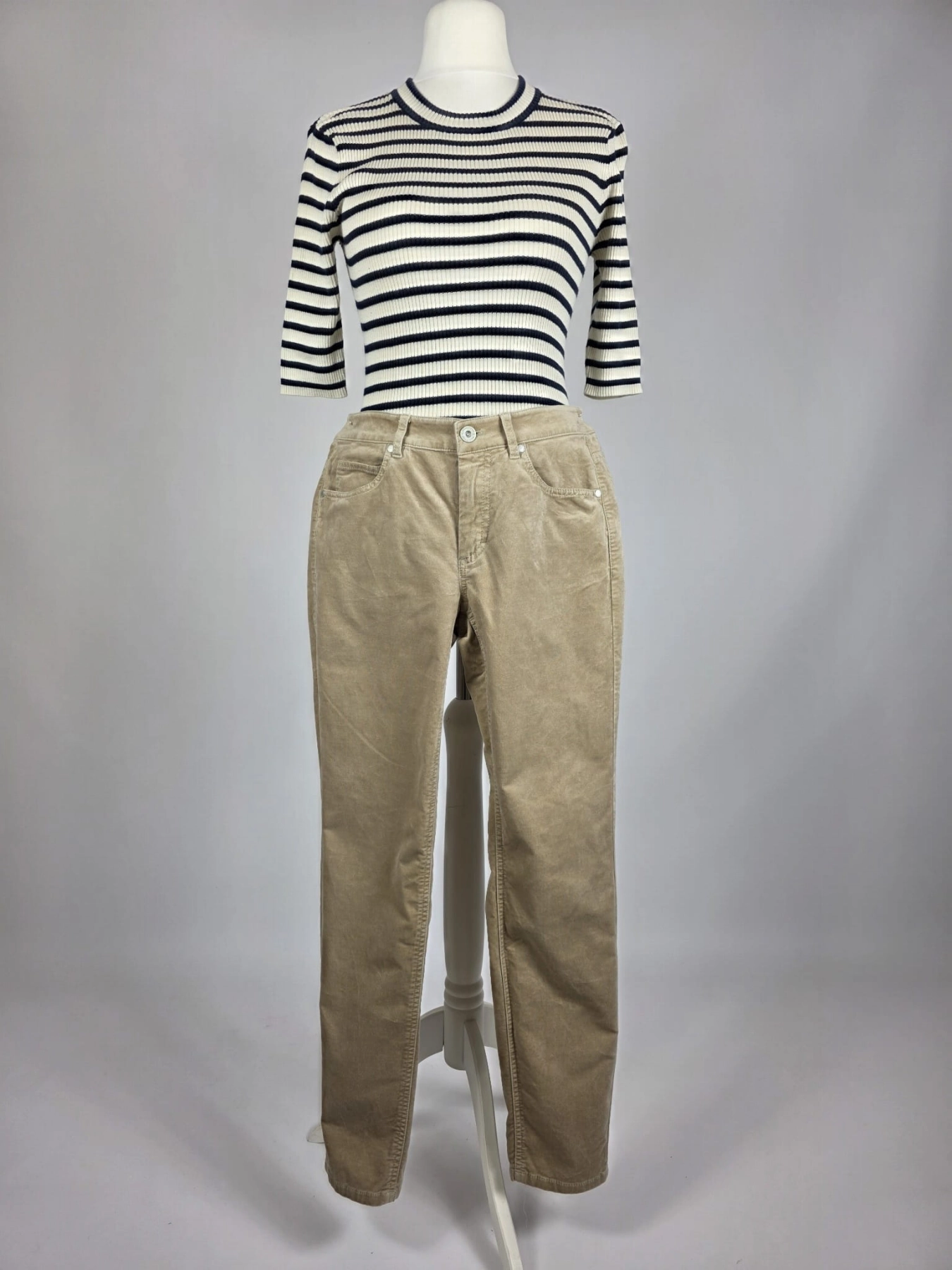 Stylowy set: sztruksy Marc O'Polo, bluzka w paski Samsøe &amp; Samsøe oraz czerwona katana COMMA