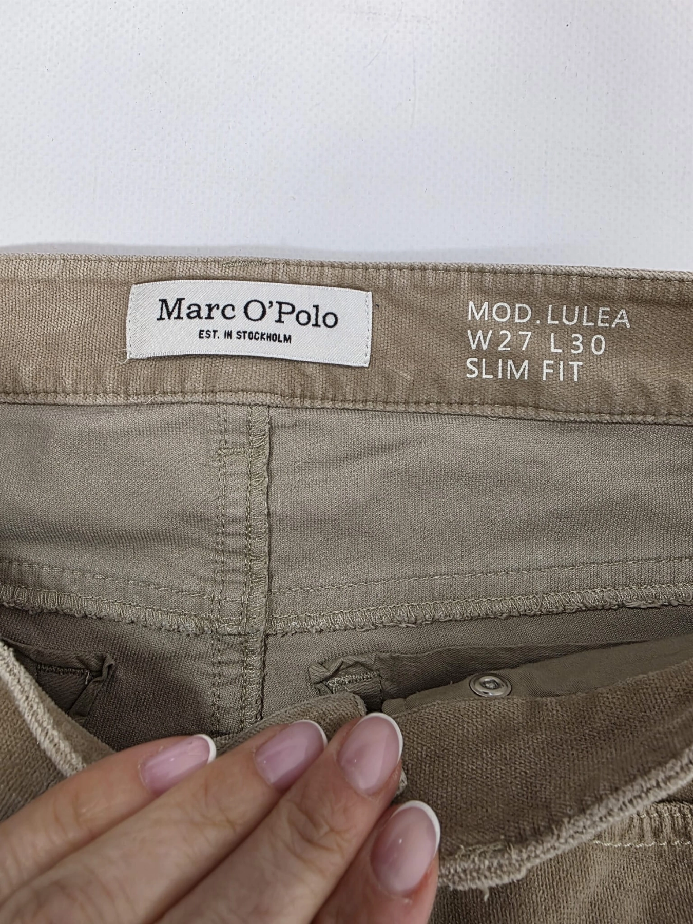 Stylowy set: sztruksy Marc O'Polo, bluzka w paski Samsøe &amp; Samsøe oraz czerwona katana COMMA